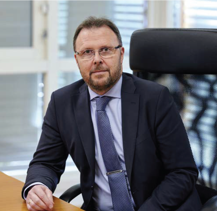 Bilde av banksjef Mads Indrehus ved skrivebordet.
