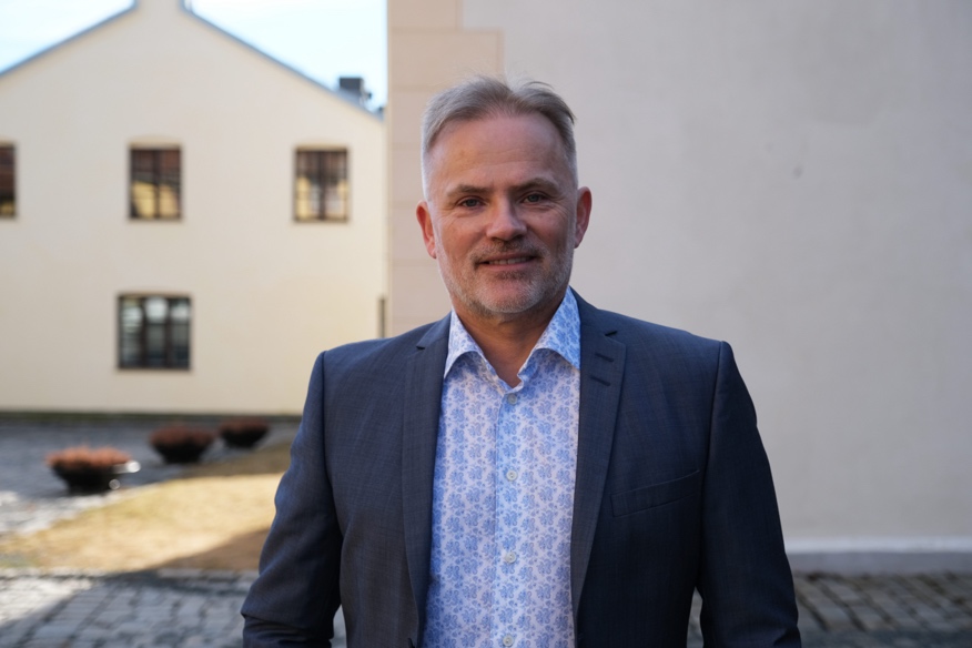Et bilde som inneholder person, mann, utendørs, dress

Automatisk generert beskrivelse