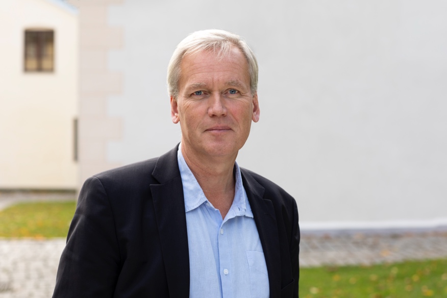 Et bilde som inneholder person, utendørs, mann, dress

Automatisk generert beskrivelse
