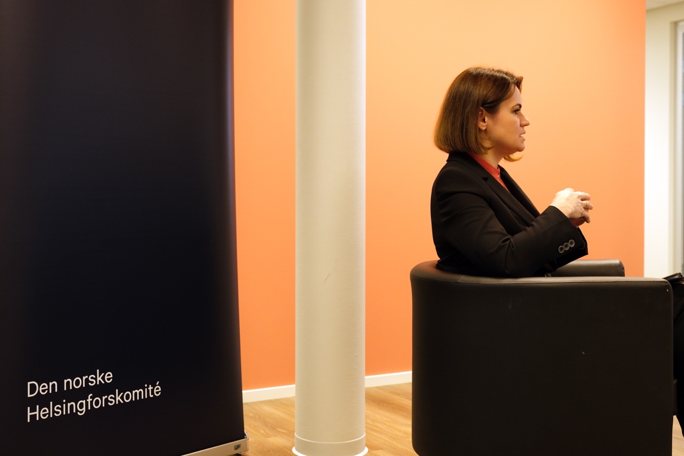 Et bilde som inneholder tekst, innendørs, person

Automatisk generert beskrivelse