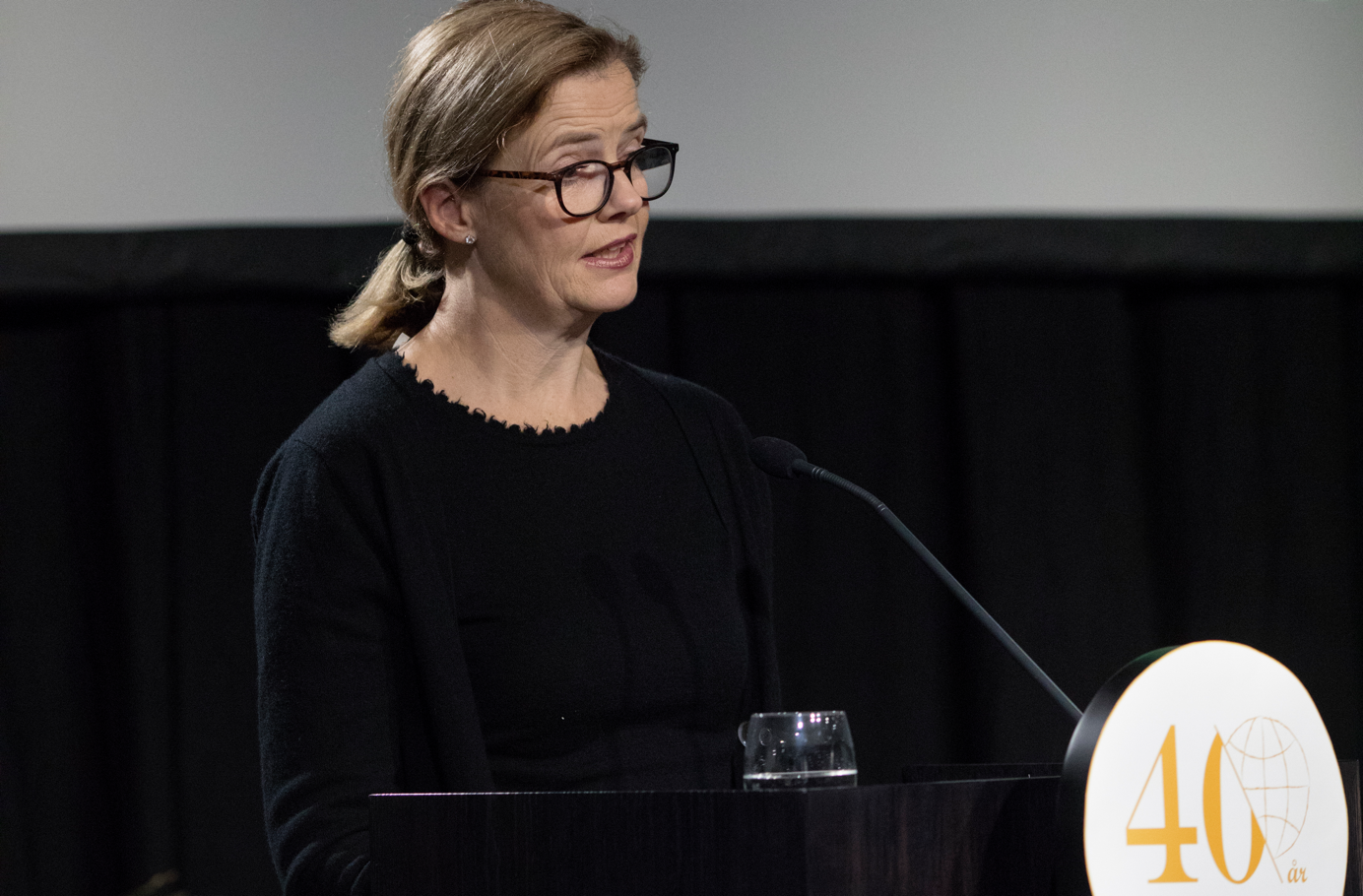 Et bilde som inneholder person, vegg, innendørs

Automatisk generert beskrivelse