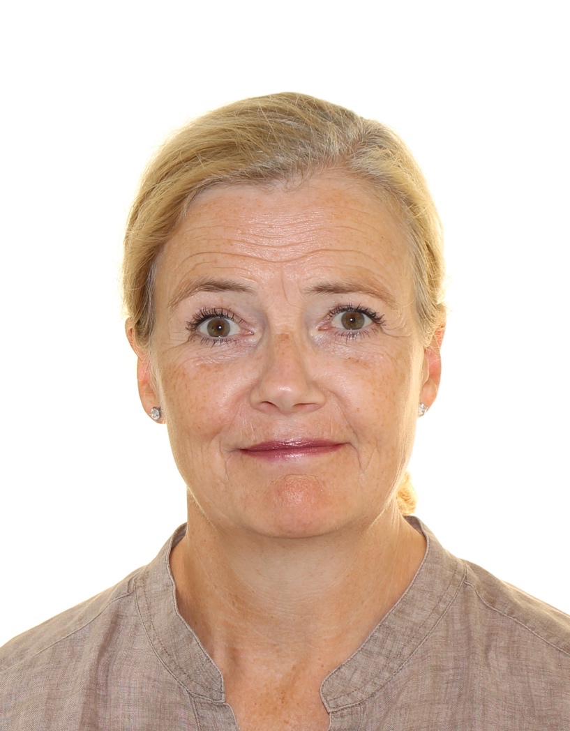 Et bilde som inneholder person, smilende, poserer

Automatisk generert beskrivelse