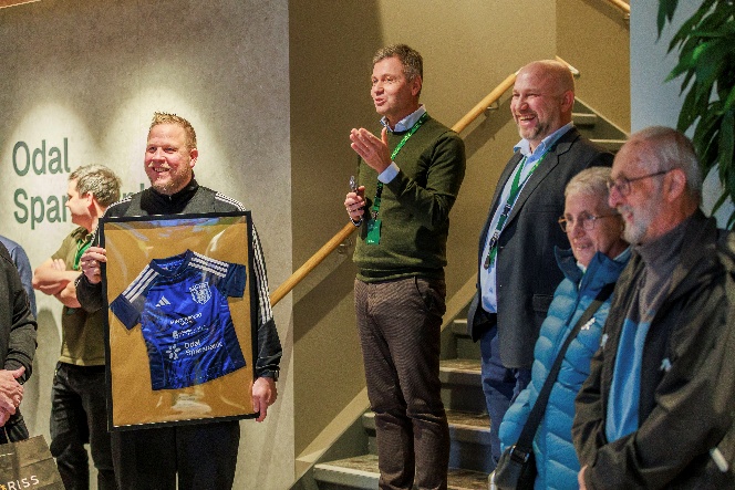 Ledere fra banken holdt tale under åpningen av Eidsvoll-kontoret