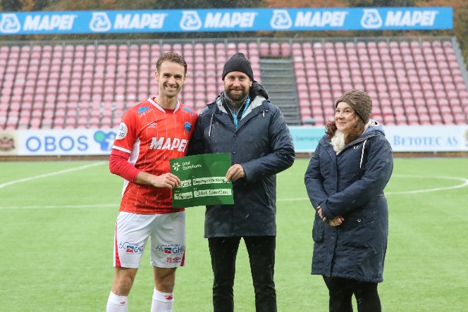 Bilde av at Odal Sparebank deler ut gavesjekk til månedens spiller i KIL Toppfotball.