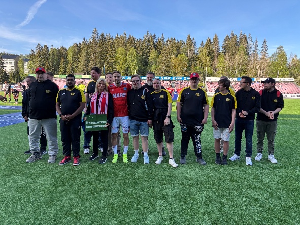 Som hovedpartner av Kongsvinger IL Toppfotball er banken med og kårer månedens KIL-spiller – en pris som for april gikk til Lucas Haren. Lokalbanksjef Maj-Britt Biller delte ut en gavesjekk fra Odal Sparebank på 5.000 kroner, som ble gitt videre til et valgfritt, lokalt idrettslag/forening. Haren valgte å dele premien med Brane Tigers, et fotball- og håndballag for utviklingshemmede.