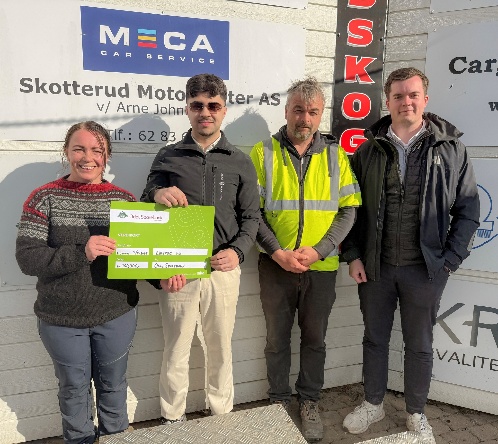 Eidskog MX er en viktig samarbeidsklubb for Odal Sparebank, og motocrossklubben ble også tildelt gavemidler i 2025. Her er Aran Ako Hussein og Ole Rolstad ute på besøk for å overrekke klubben gavemidler.