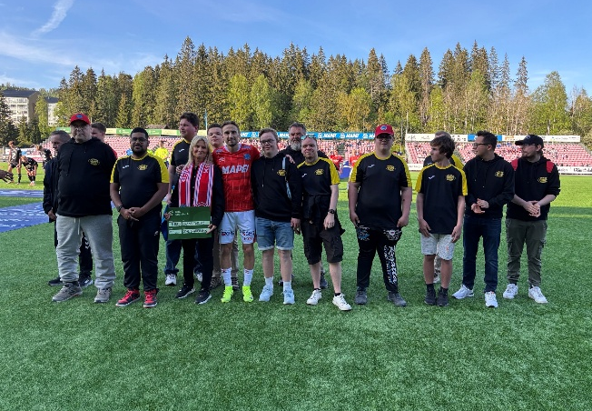 Bilde av at Odal Sparebank deler ut gavesjekk til månedens spiller i KIL Toppfotball.