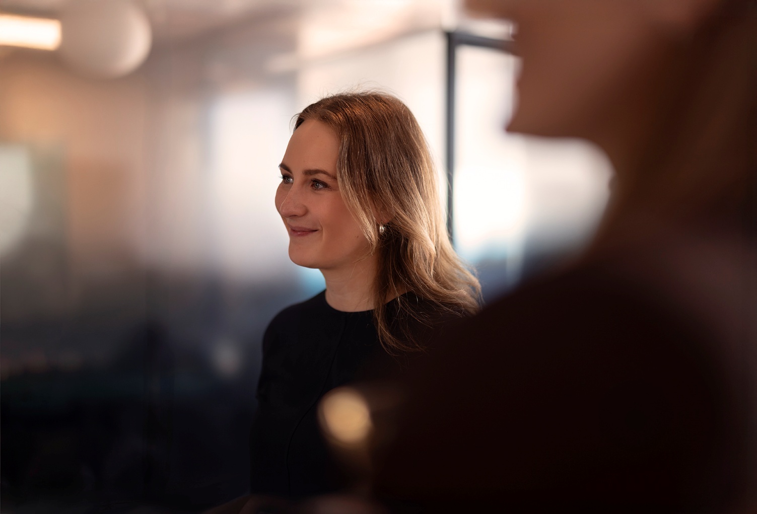 Et bilde som inneholder Menneskeansikt, person, klær, smil

KI-generert innhold kan være feil.