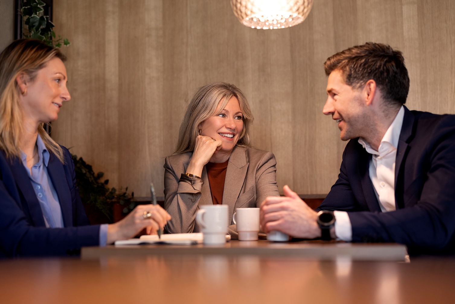 Et bilde som inneholder Menneskeansikt, person, klær, dress

KI-generert innhold kan være feil.