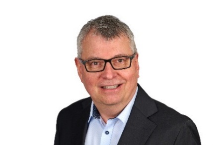 Et bilde som inneholder Menneskeansikt, person, mann, klær

KI-generert innhold kan være feil.