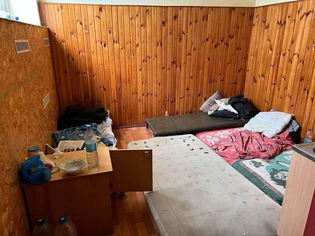 Et bilde som inneholder innendørs, vegg, Sengelaken, møbler

KI-generert innhold kan være feil.