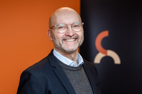 Et bilde som inneholder Menneskeansikt, person, klær, smil

Automatisk generert beskrivelse