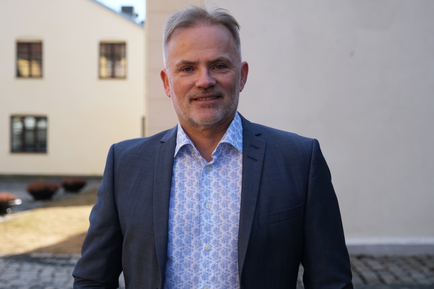 Et bilde som inneholder person, mann, dress

Automatisk generert beskrivelse