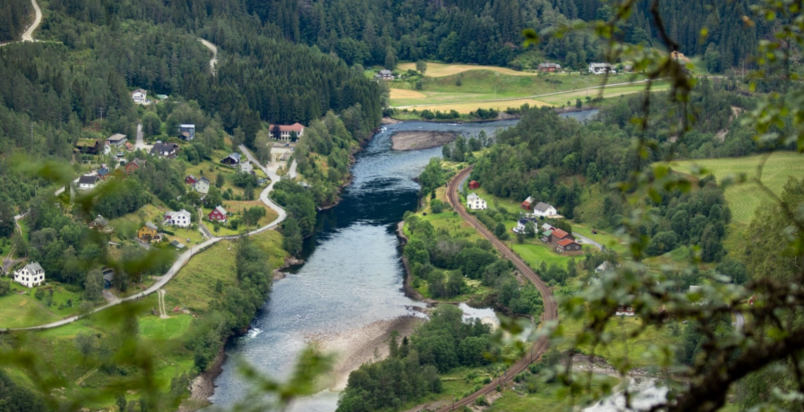 A river running through a valley

AI-generated content may be incorrect.