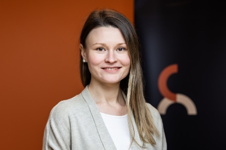 Et bilde som inneholder Menneskeansikt, person, klær, smil

Automatisk generert beskrivelse