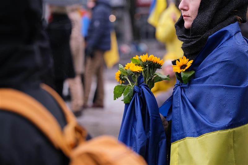 Et bilde som inneholder person, klær, gul, kvinne

KI-generert innhold kan være feil.