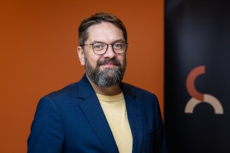 Et bilde som inneholder Menneskeansikt, person, klær, vegg

Automatisk generert beskrivelse
