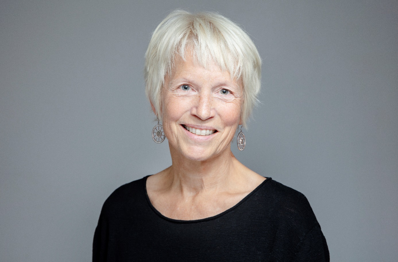 Et bilde som inneholder person, sort, posere

Automatisk generert beskrivelse