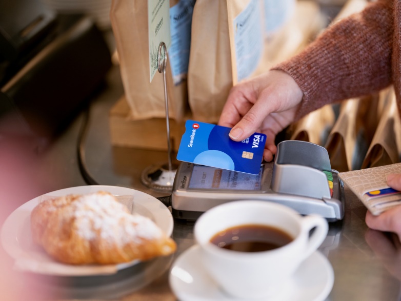 Et bilde som inneholder person, kaffekopp, mat, dekketøy

Automatisk generert beskrivelse