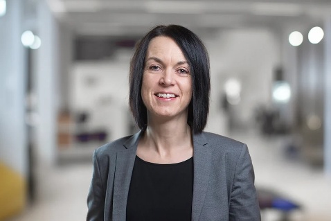 Et bilde som inneholder Menneskeansikt, person, klær, smil

KI-generert innhold kan være feil.