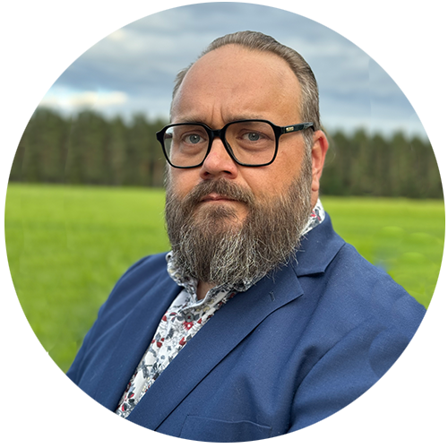Styremedlem/ansattrepresentant Kenneth Berntsen. Mann med briller og skjegg, kledd i blå dress. 

