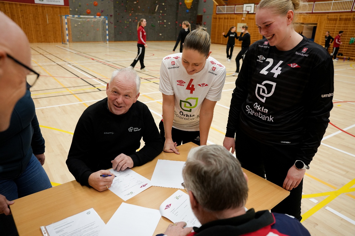 Et bilde som inneholder klær, person, Menneskeansikt, innendørs

KI-generert innhold kan være feil.