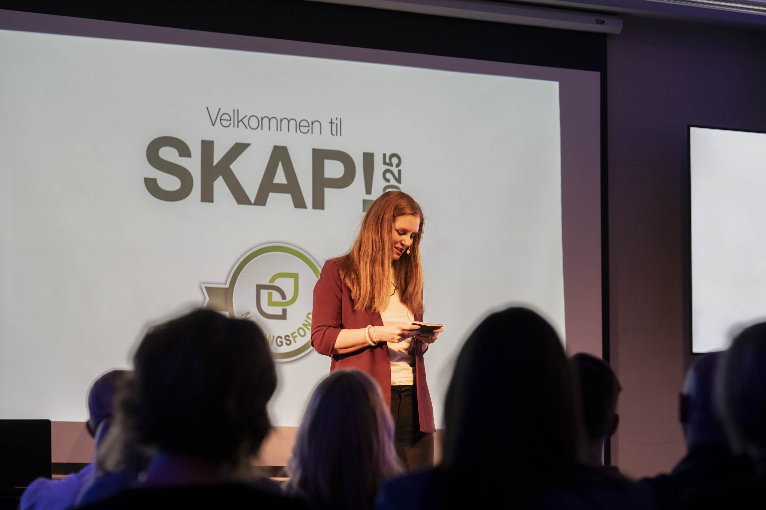 Et bilde som inneholder Menneskeansikt, klær, presentasjon, kvinne

KI-generert innhold kan være feil.
