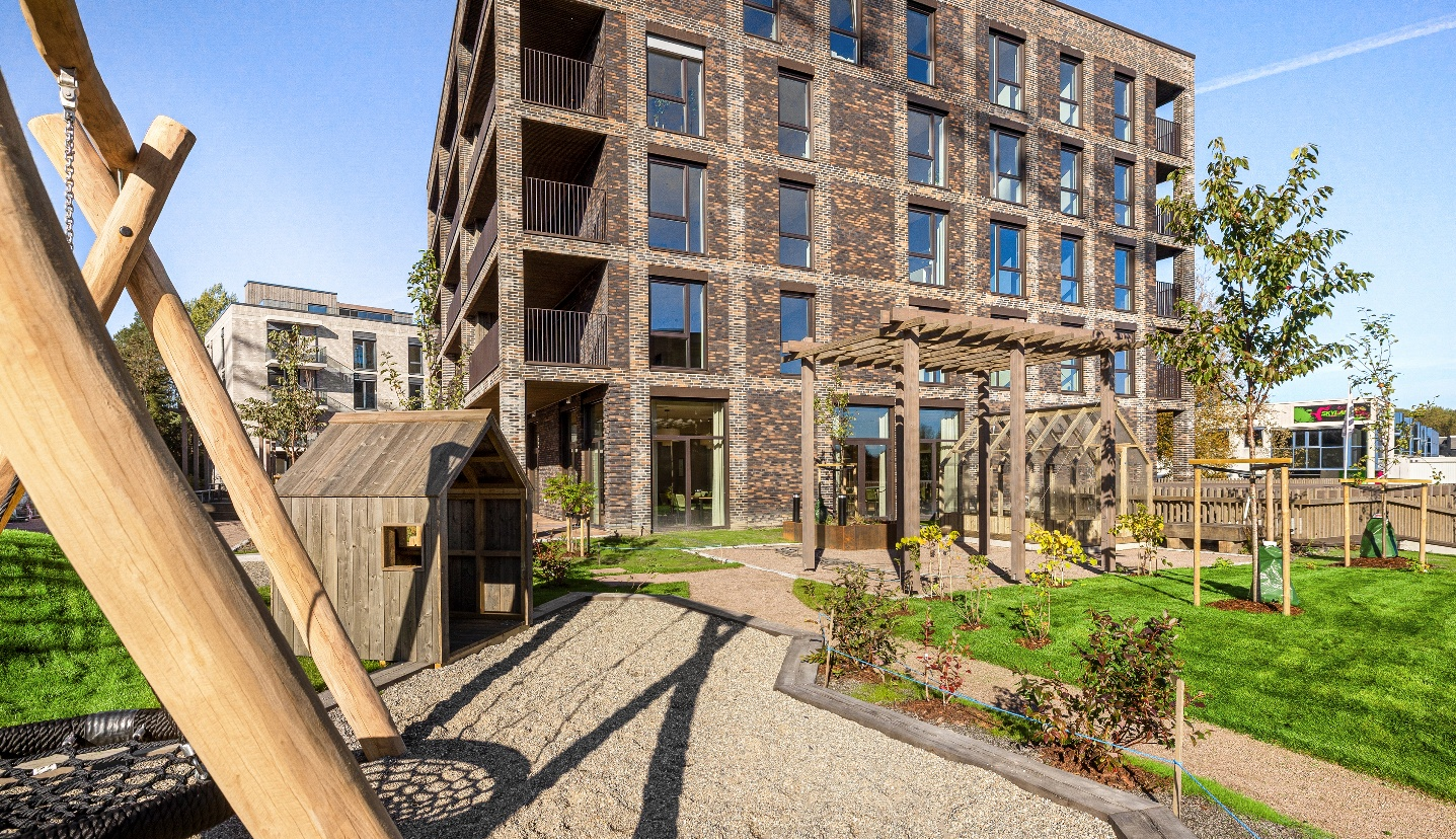 A playground in front of a building

AI-generated content may be incorrect.
