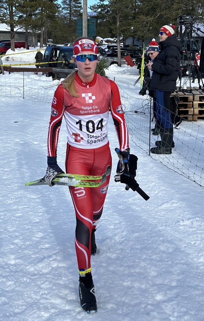 Et bilde som inneholder utendørs, person, skisport, sko

KI-generert innhold kan være feil.