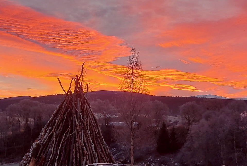 Et bilde som inneholder sky, himmel, utendørs, tre

KI-generert innhold kan være feil.