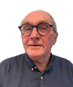 Et bilde som inneholder Menneskeansikt, person, klær, Kinn

KI-generert innhold kan være feil.
