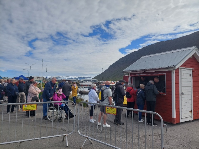 A group of people standing outside a building

Description automatically generated with low confidence