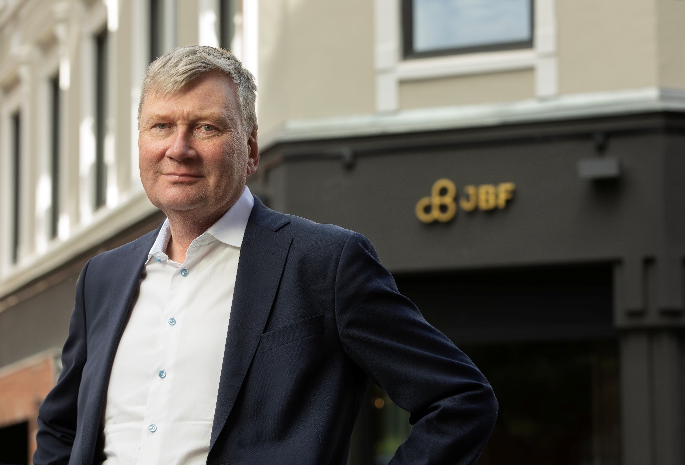 Et bilde som inneholder person, Menneskeansikt, konstruksjon, mann

KI-generert innhold kan være feil.
