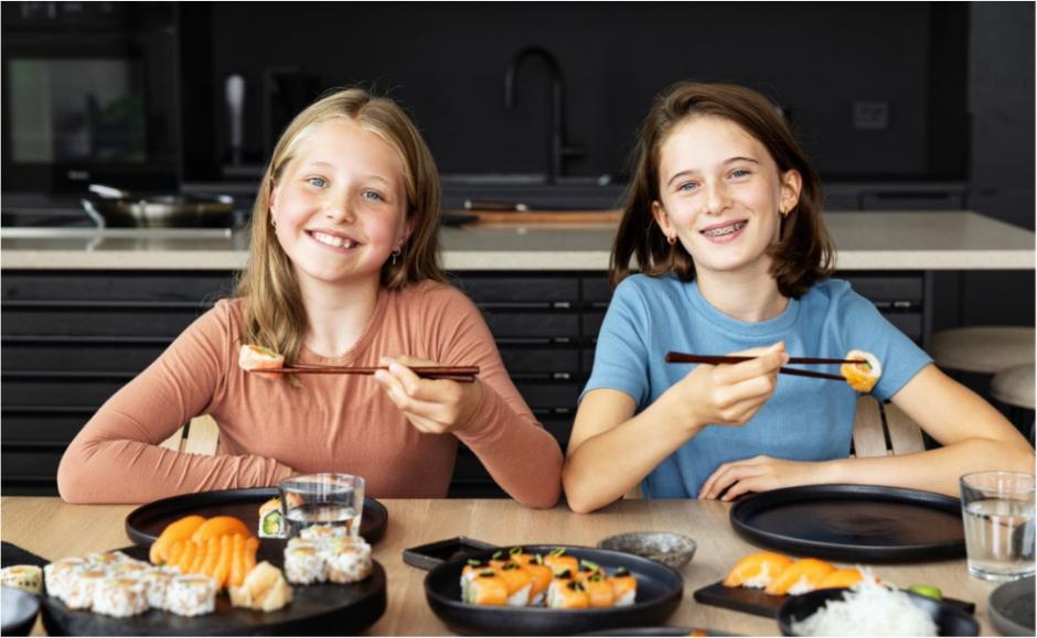 A couple of girls eating sushi

AI-generated content may be incorrect.