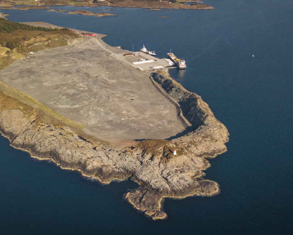 An aerial view of a dock on a rocky island

AI-generated content may be incorrect.
