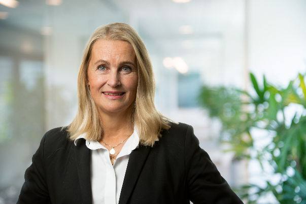 Et bilde som inneholder Menneskeansikt, klær, person, smil

KI-generert innhold kan være feil.