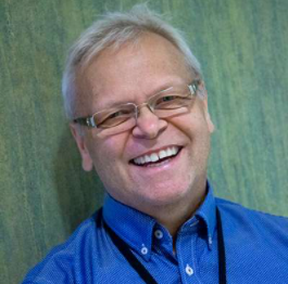 Et bilde som inneholder person, mann, smilende, har på seg

Automatisk generert beskrivelse