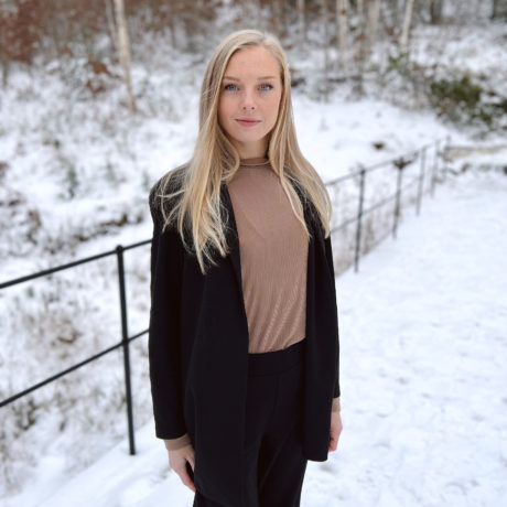 Et bilde som inneholder snø, utendørs, kvinne, person

Automatisk generert beskrivelse