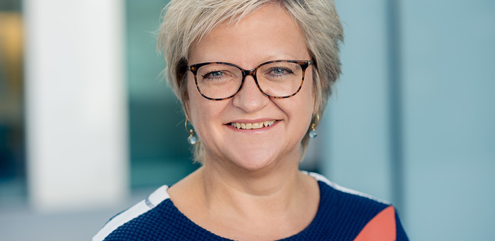 A person wearing glasses

Description automatically generated with low confidence