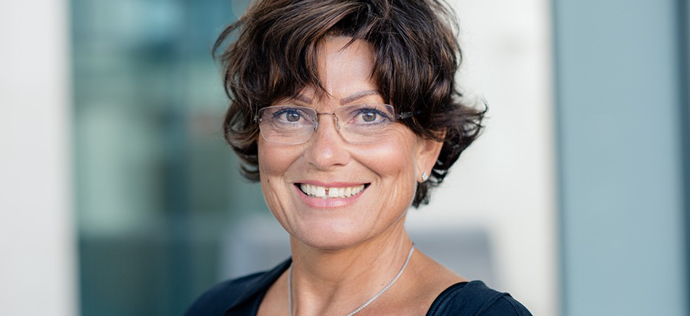 A person smiling for the camera

Description automatically generated with low confidence
