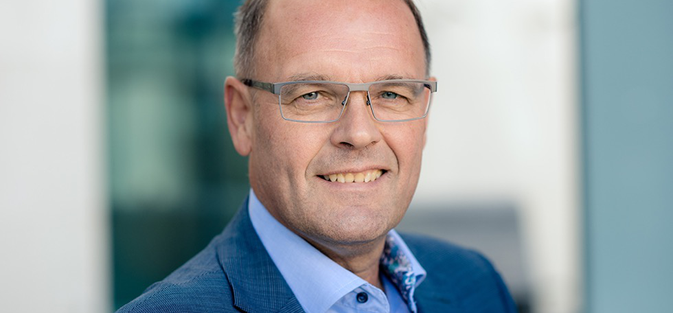 A person wearing glasses

Description automatically generated with low confidence