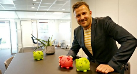 Et bilde som inneholder person, innendørs, klær, vegg

KI-generert innhold kan være feil.