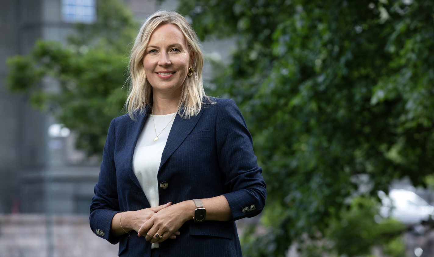 Et bilde som inneholder klær, person, Menneskeansikt, tre

KI-generert innhold kan være feil.