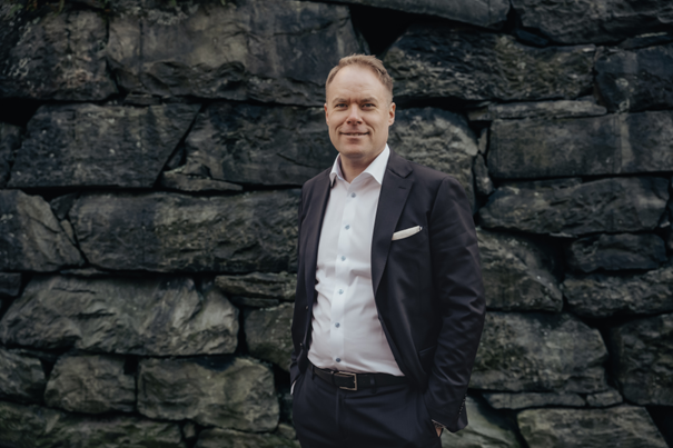 Et bilde som inneholder klær, person, Menneskeansikt, smil

Automatisk generert beskrivelse